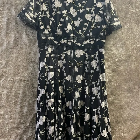 Lace and  embroidered detail dress - Picture 3 of 7